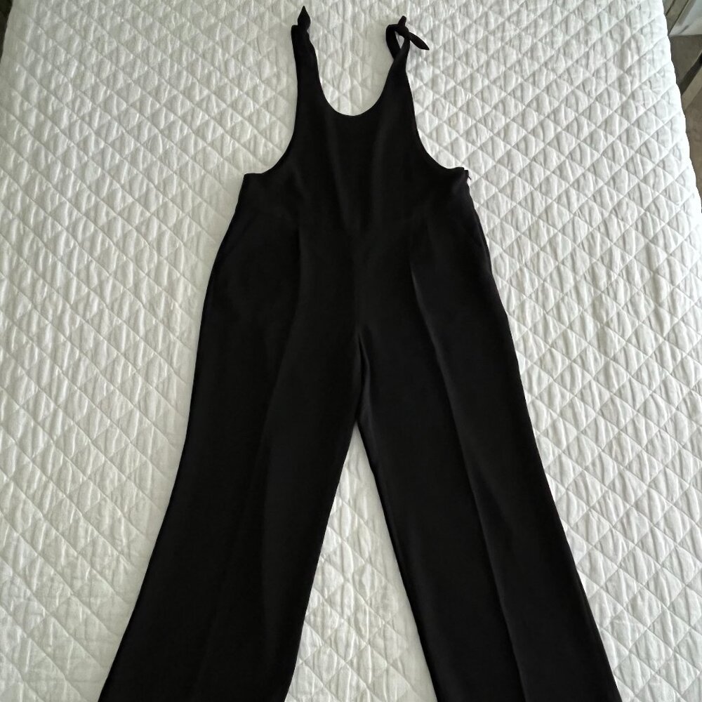 NWT EXPRESS Womens Black Wide Leg Jumpsuit Medium Petite Pockets Bow Tie Straps